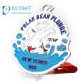 Medalla de recuerdo del día de año nuevo del oso polar de la historieta del brillo del esmalte de encargo del diseño único con la cinta en blanco